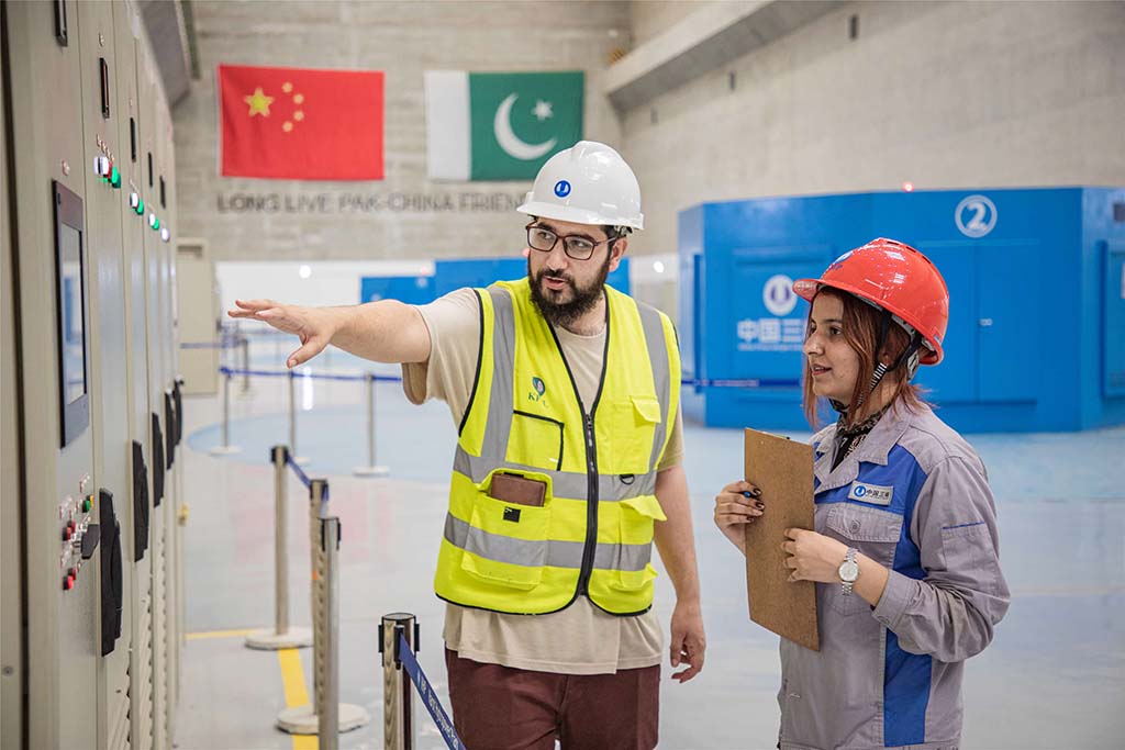7月14日，巴方工作人員在卡洛特水電站-地下電廠檢查數(shù)據(jù)。 （人民網(wǎng)記者 薛丹攝）