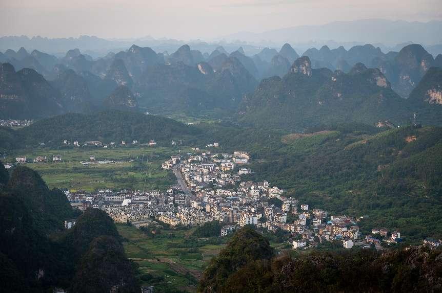 廣西層巒疊嶂，郁郁蔥蔥。 人民網(wǎng) 嚴立政攝